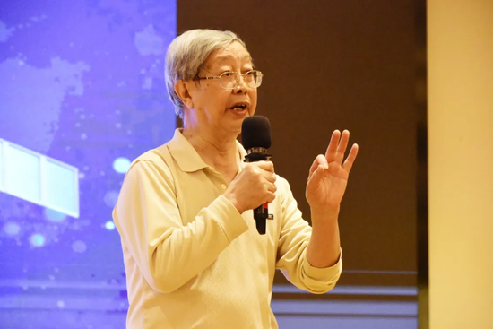 图为居民义工讲师、北京大学中文系教授、燕园居民钱理群（左）；中国科学院院士、燕园居民王鼎盛（右）