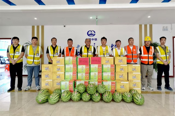钻石配资 多措并举为一线工友撑起“防暑伞”