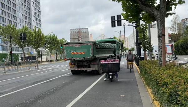 金控配资· 惊天动地！沙尘滚滚！横行无忌！沪上多路段，遭“移动巨无霸”之痛