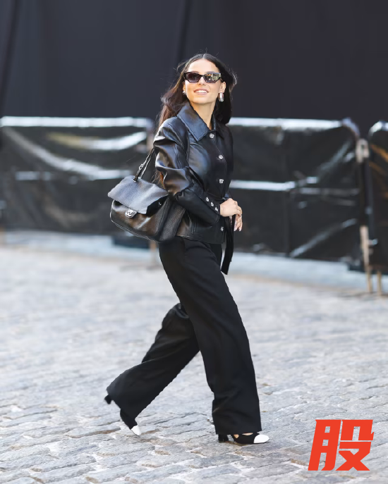 女演员英德・纳瓦雷特身着黑色皮夹克、黑长裤、墨镜，手提香奈儿手袋出镜。香奈儿近期大刀阔斧更新手袋产品线，市场反响热烈。